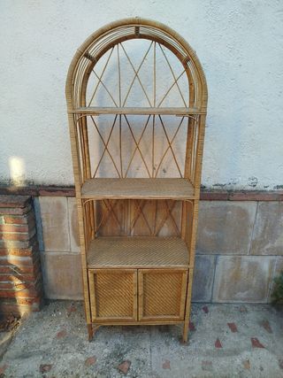 Estantería de mimbre con puertas