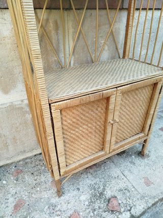 Estantería de mimbre con puertas