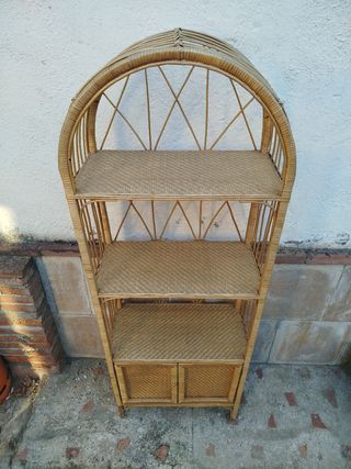 Estantería de mimbre con puertas