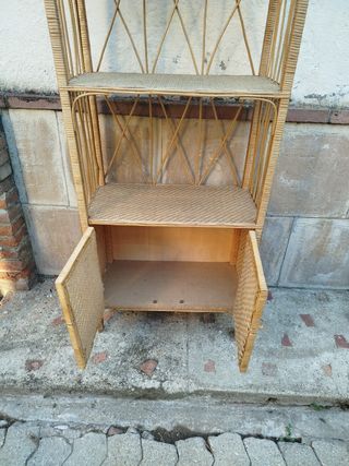 Estantería de mimbre con puertas