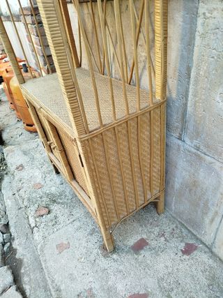 Estantería de mimbre con puertas