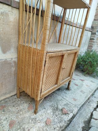 Estantería de mimbre con puertas