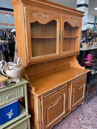 VITRINA DE MADERA COMO NUEVA!! HACEMOS ENTREGAS!!
