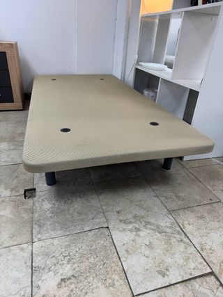Somier tapizado individual reforzado con patas.