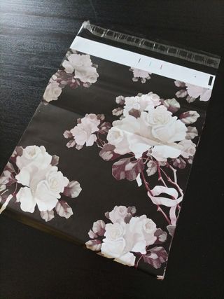 Sacchetti spedizione autoadesivi con rose bianche