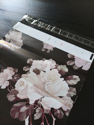 Sacchetti spedizione autoadesivi con rose bianche