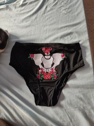 Ropa interior con calavera y flores