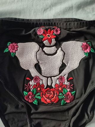 Ropa interior con calavera y flores