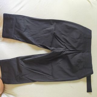 Pantalón capri azul marino con cinturón