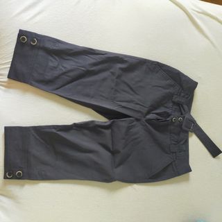 Pantalón capri azul marino con cinturón