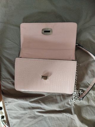Bolso rosa Stradivarius efecto piel cocodrilo