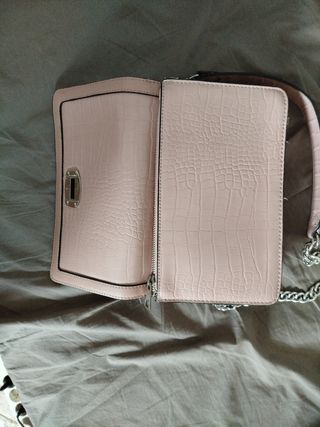Bolso rosa Stradivarius efecto piel cocodrilo