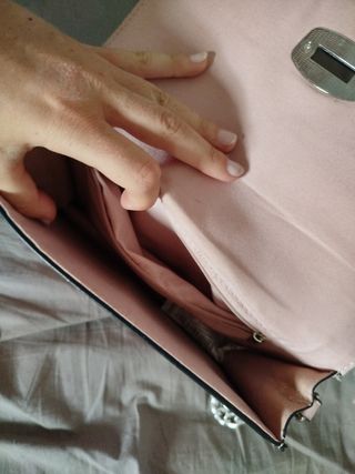 Bolso rosa Stradivarius efecto piel cocodrilo