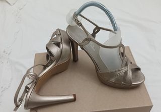 Sandalias Nuria Cobo Talla 38 Doradas