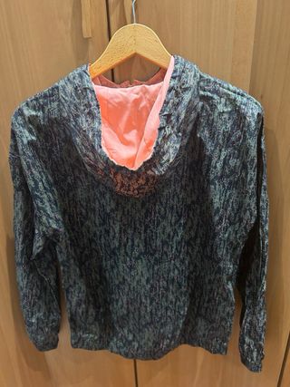 Chubasquero estampado con cremallera rosa