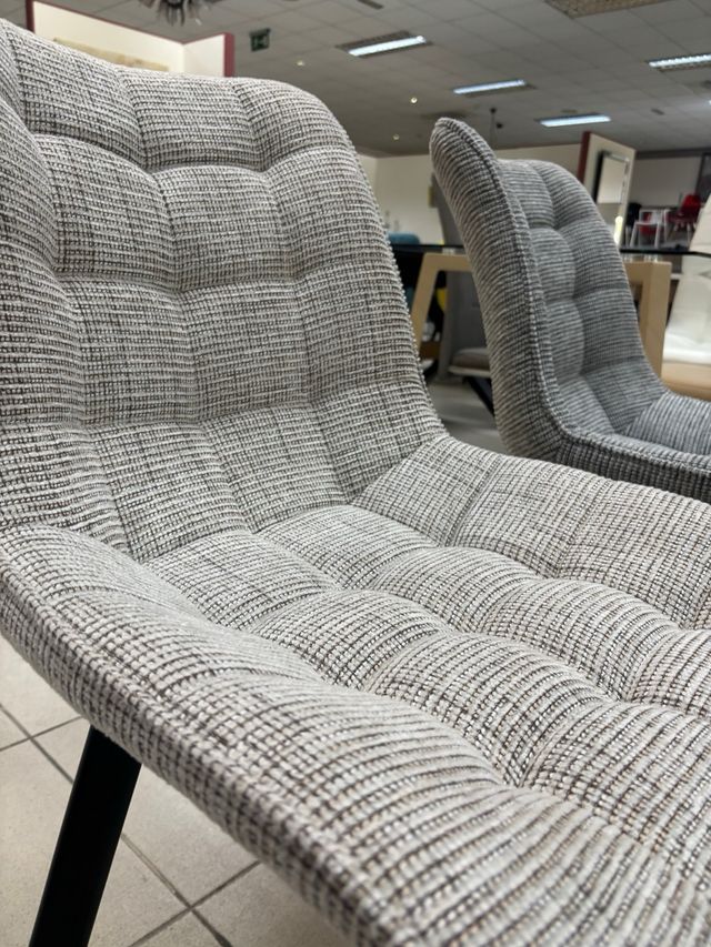 Sillas tapizadas gris marrón