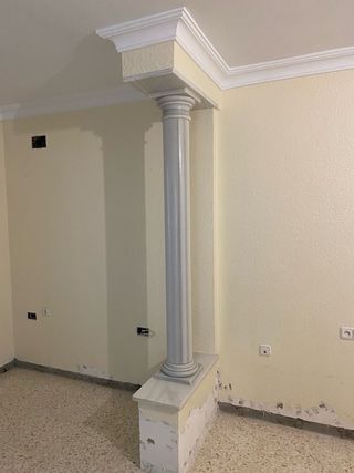 Columna de mármol decorativa.