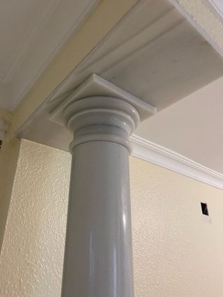 Columna de mármol decorativa.