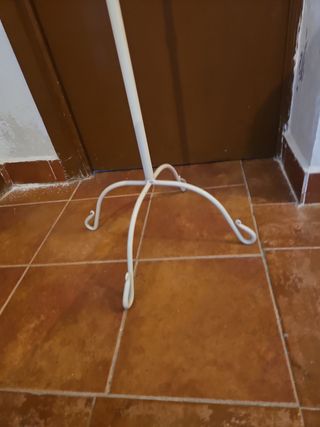 Perchero de pie beig de metal