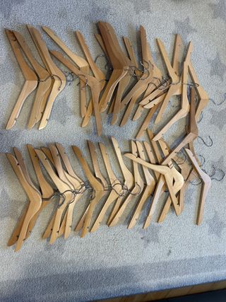 Perchas de madera naturales 0,5€ la unidad. 