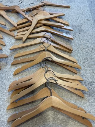 Perchas de madera naturales 0,5€ la unidad. 