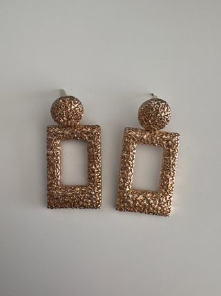 Pendientes dorados rectangulares con textura