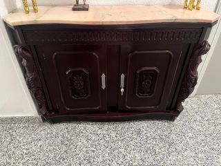 Mueble antiguo de madera maciza