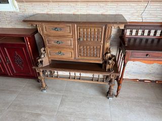 Mueble antiguo de madera maciza
