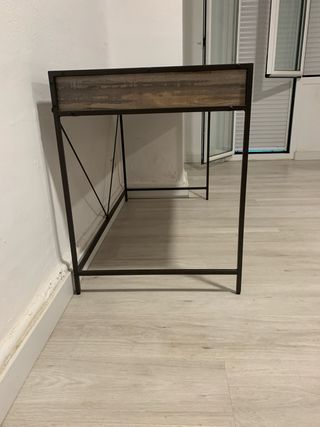 Escritorio moderno metal y madera.