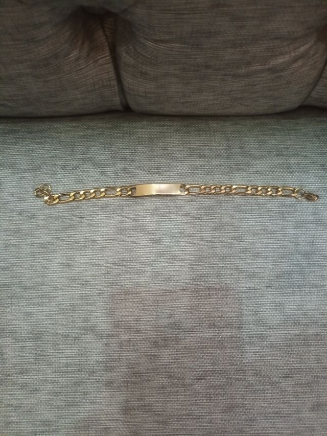 Pulsera dorada.