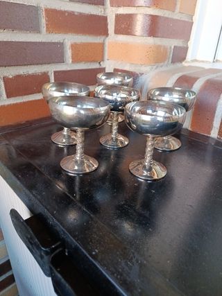 Bicchieri da champagne in argento.