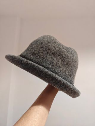 Gorro de lana gris