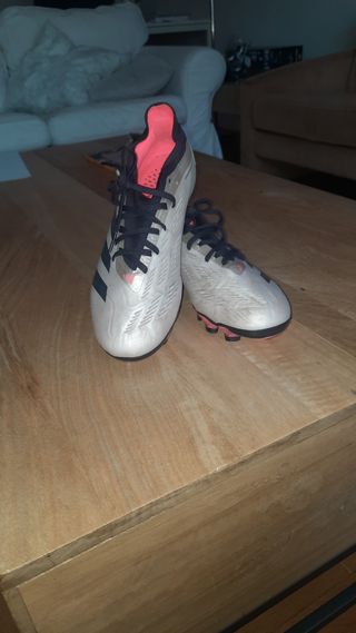 Botas de fútbol Adidas plateadas y rosas