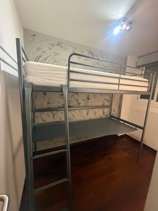Cama alta para niño con escritorio