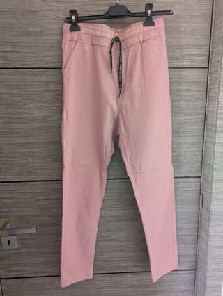 Calças cor de rosa com cordão