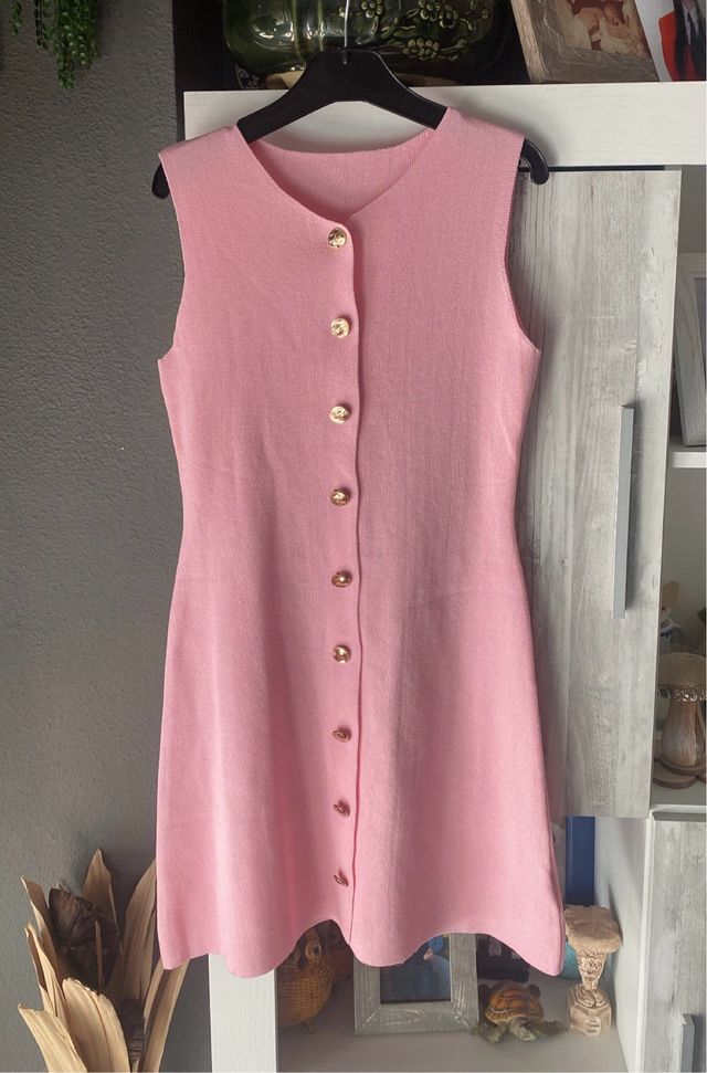 Vestido rosa de punto con botones dorados