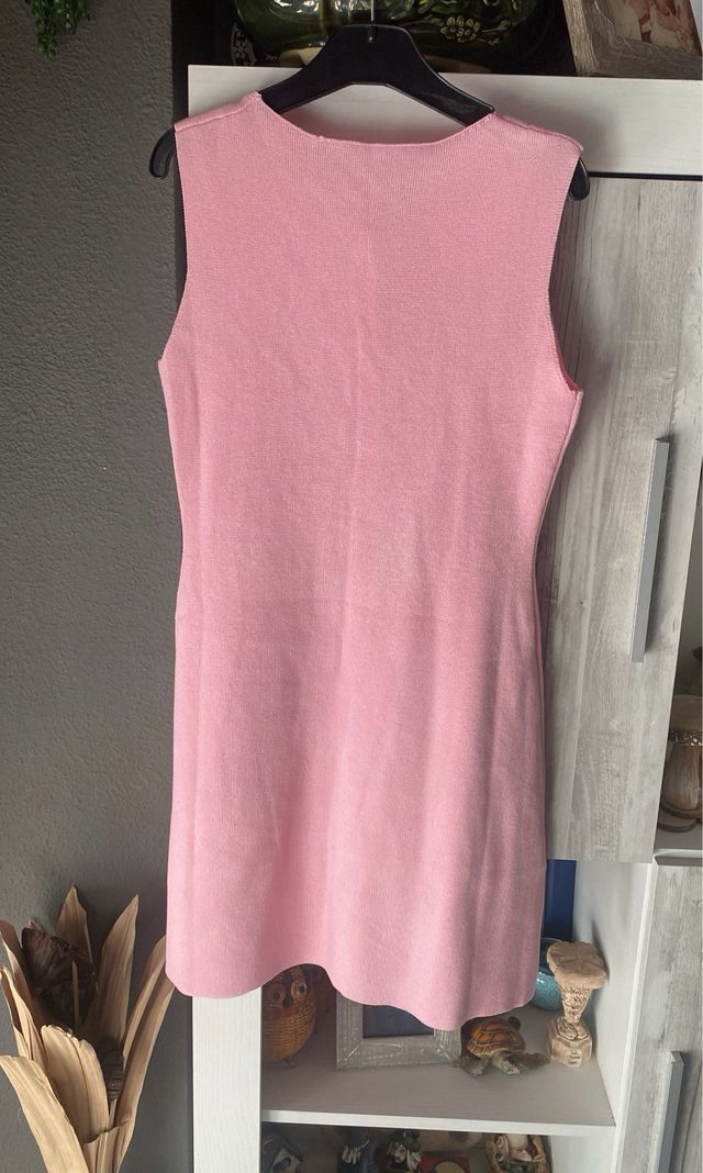 Vestido rosa de punto con botones dorados