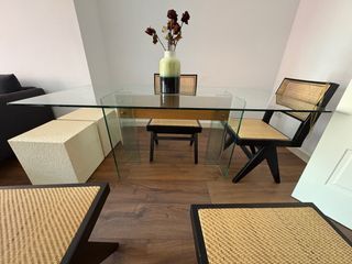 Mesa de cristal y sillas de diseño
