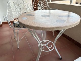 Mesa redonda de jardín con mosaico 