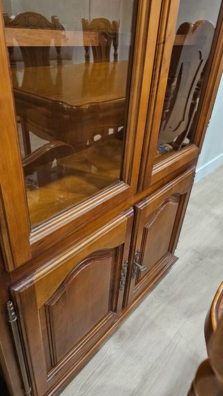 Vitrina de madera y cristal
