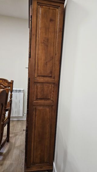Vitrina de madera y cristal