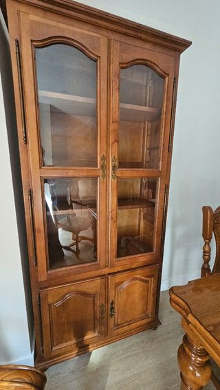 Vitrina de madera y cristal