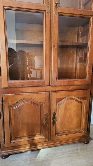 Vitrina de madera y cristal