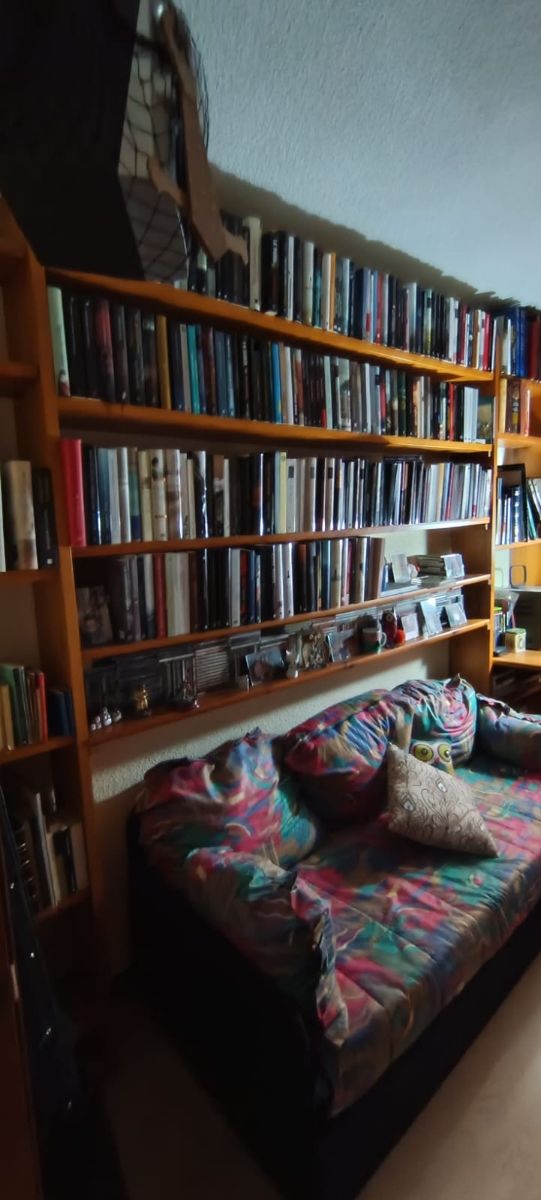 Estantería de pino con mesa y cajones