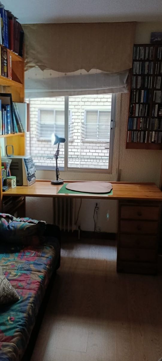 Estantería de pino con mesa y cajones