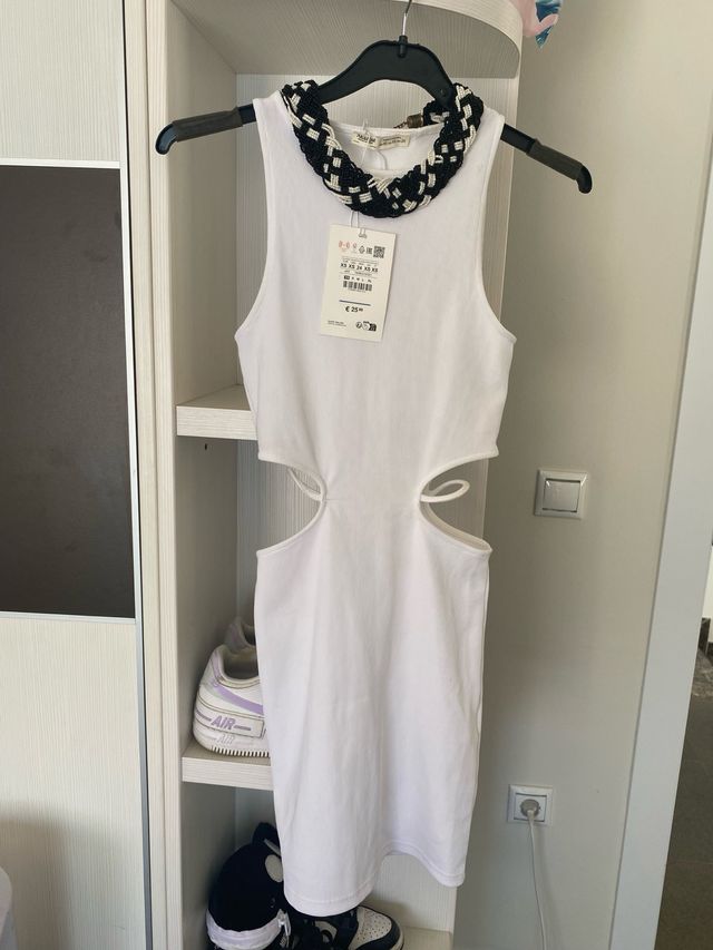 Vestido blanco con cortes laterales