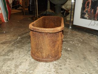 Jardinera de hierro con diseño decorativo