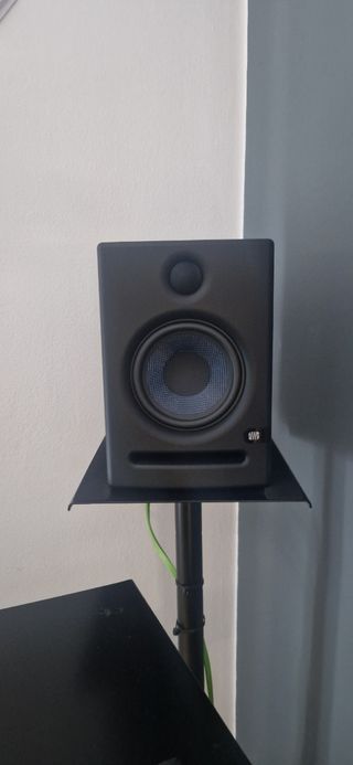 Equipo DJ: Stand,Mesa Mezclas, Altavoces, Traktor.