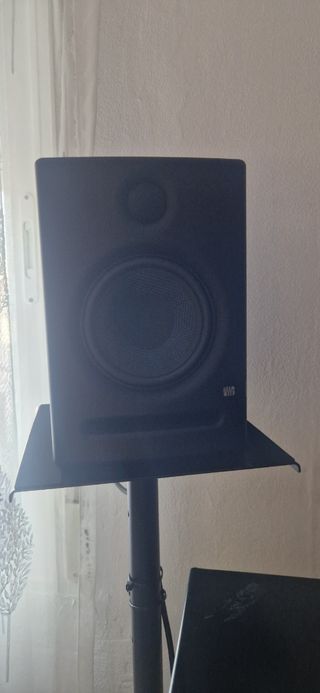 Equipo DJ: Stand,Mesa Mezclas, Altavoces, Traktor.
