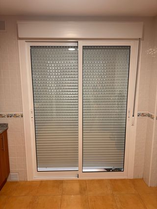 Puerta corredera con persiana monoblock
